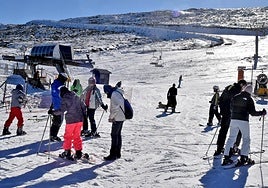 Imagen de esquiadores en las pistas de Debutantes, únicas abiertas en la última temporada, en la jornada de apertura el 8 de febrero.
