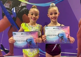 Lua Sánchez y Carla Iglesias, con el diploma por la sexta plaza del equipo benjamín.