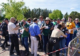 Aficionados de Unionistas y del Racing de Ferrol accediendo al Reina Sofía.