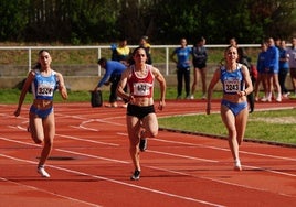 Julia Corredera y Elisa Álvarez (a los lados de Nerea del Río) estarán en el Campeonato de España sub 18.