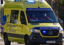 Imagen de una ambulancia de servicio.