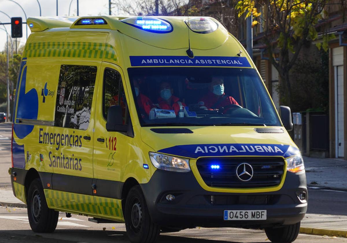 Imagen de una ambulancia de servicio.