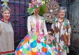 Pilar Duque, a la derecha, junto al vestido con el resultado final.