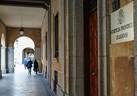 Entrada a la Audiencia Provincial de Salamanca.