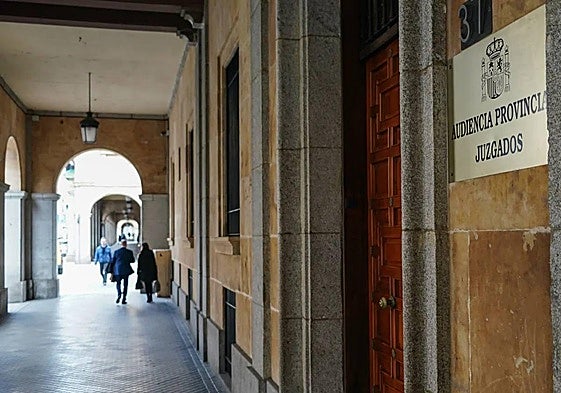 Entrada a la Audiencia Provincial de Salamanca.