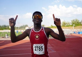 José Toumani Barrios, celebrando su espectacular marca en Las Pistas.