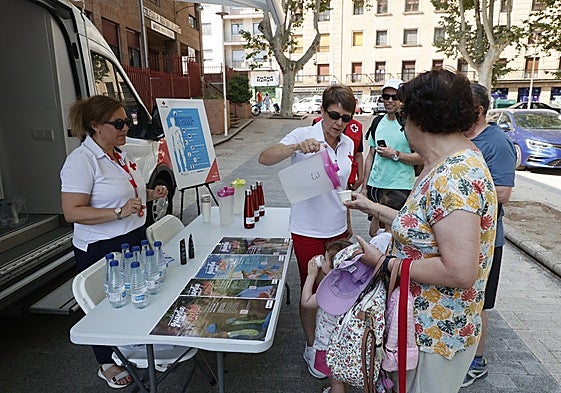 Campaña de Cruz Roja con reparto de agua en La Alamedilla.