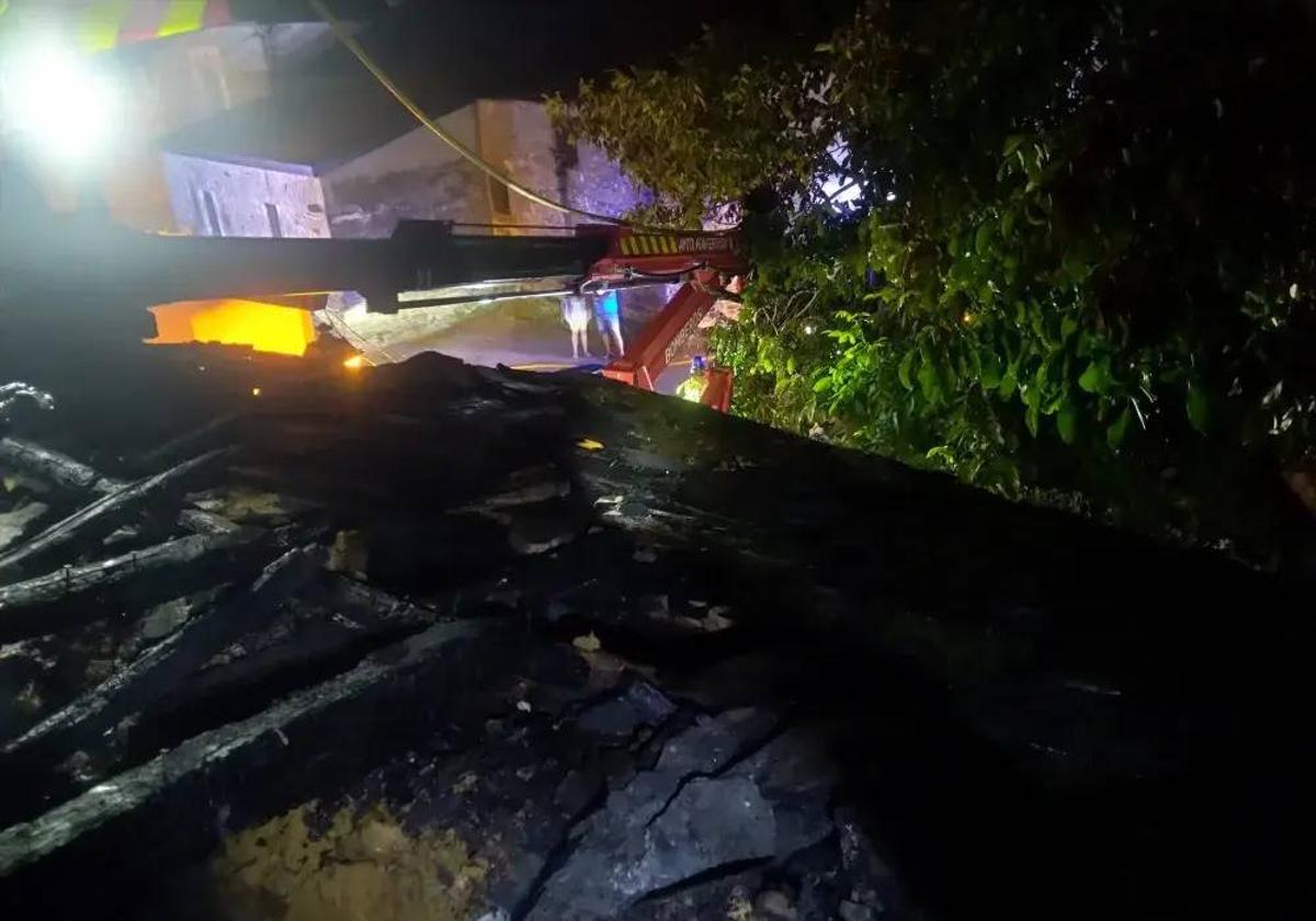 Imagen del edificio destruido por las llamas.