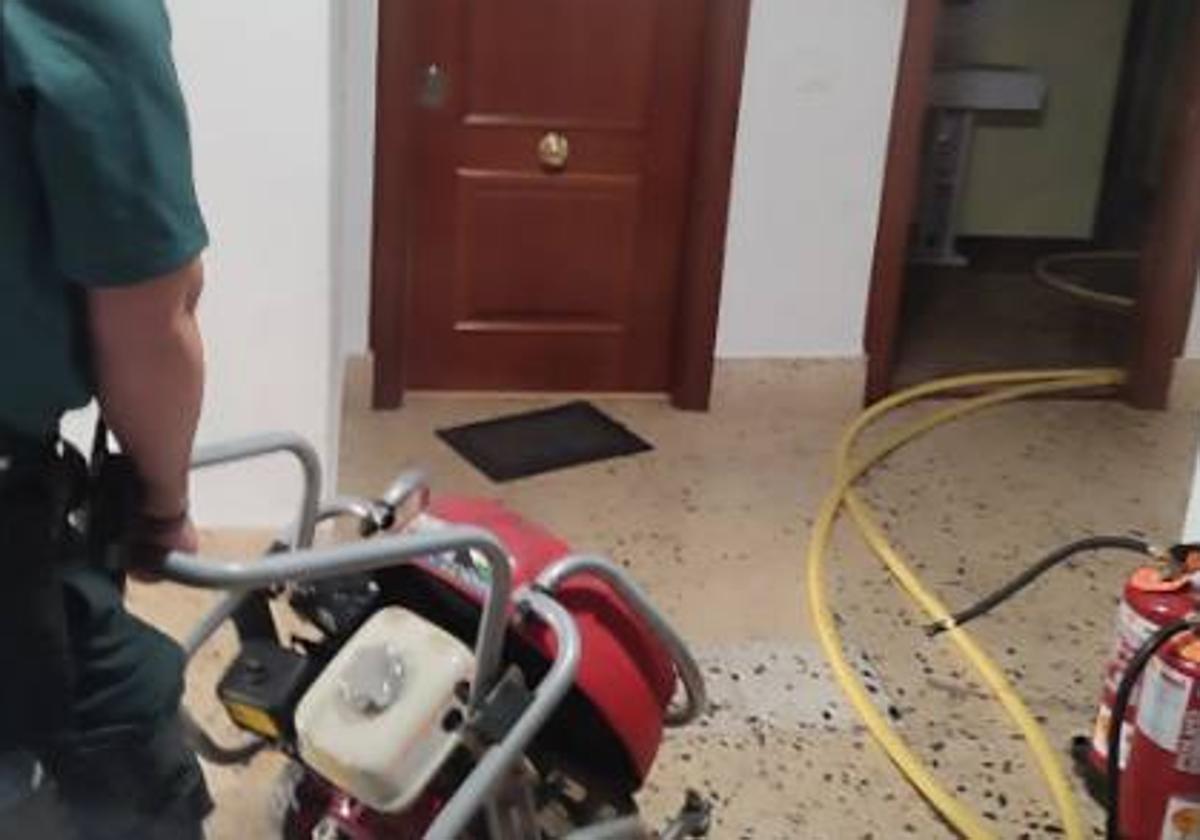 Un agente de la Guardia Civil de Salamanca, colaborando en las labores de extinción del fuego.