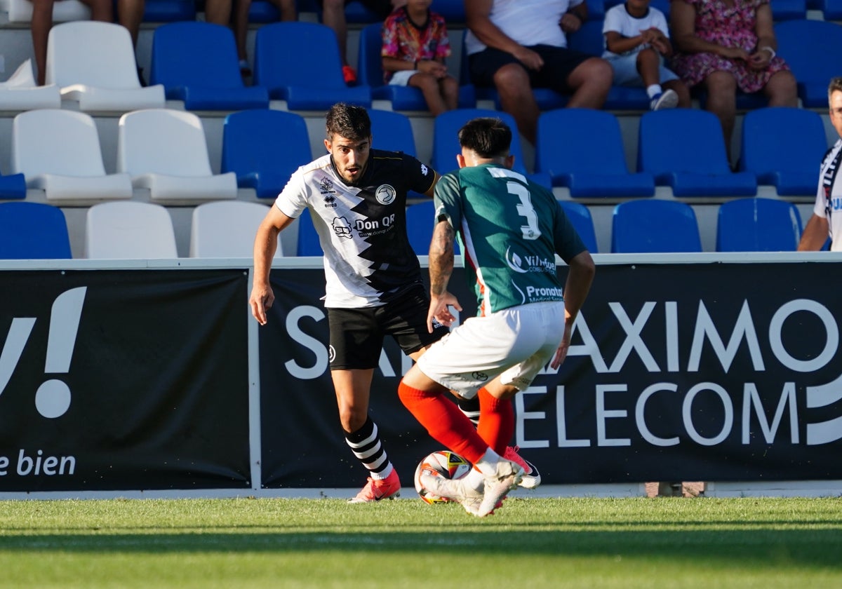 Iván Moreno, encarando a un jugador del Zamora durante un choque de la pasada pretemporada.