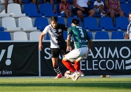 Iván Moreno, encarando a un jugador del Zamora durante un choque de la pasada pretemporada.