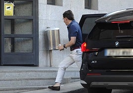 José Luis Martínez-Almeida, llegando al Hospital Virgen del Rosario, donde va a dar a luz su mujer.