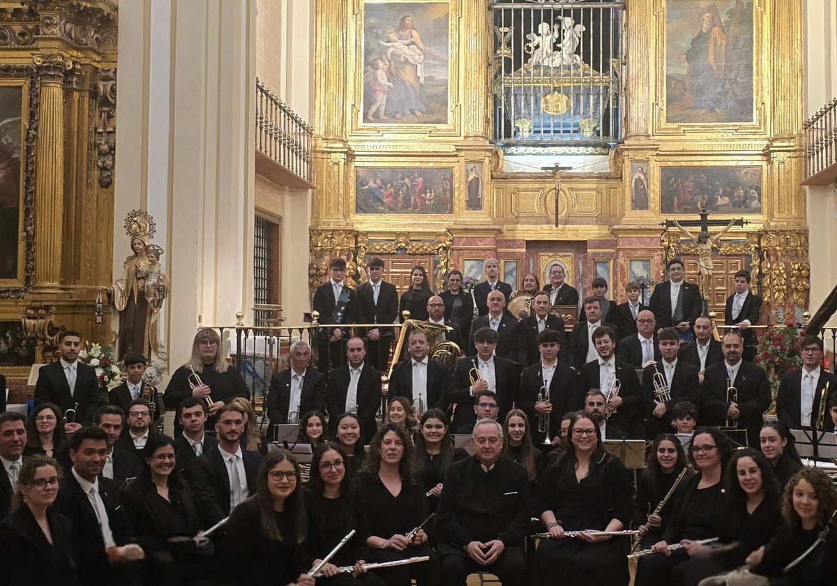 Los integrantes de la Banda de Música de Alba ante el sepulcro de Santa Teresa de Jesús.
