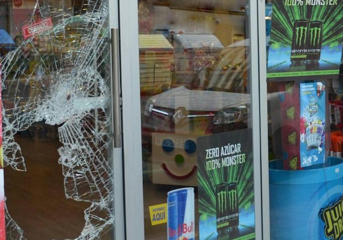 Imagen del escaparate del comercio roto.