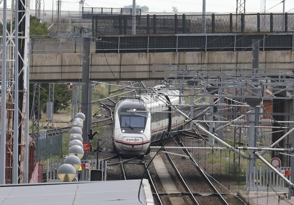 Un tren, llegando a la estación.