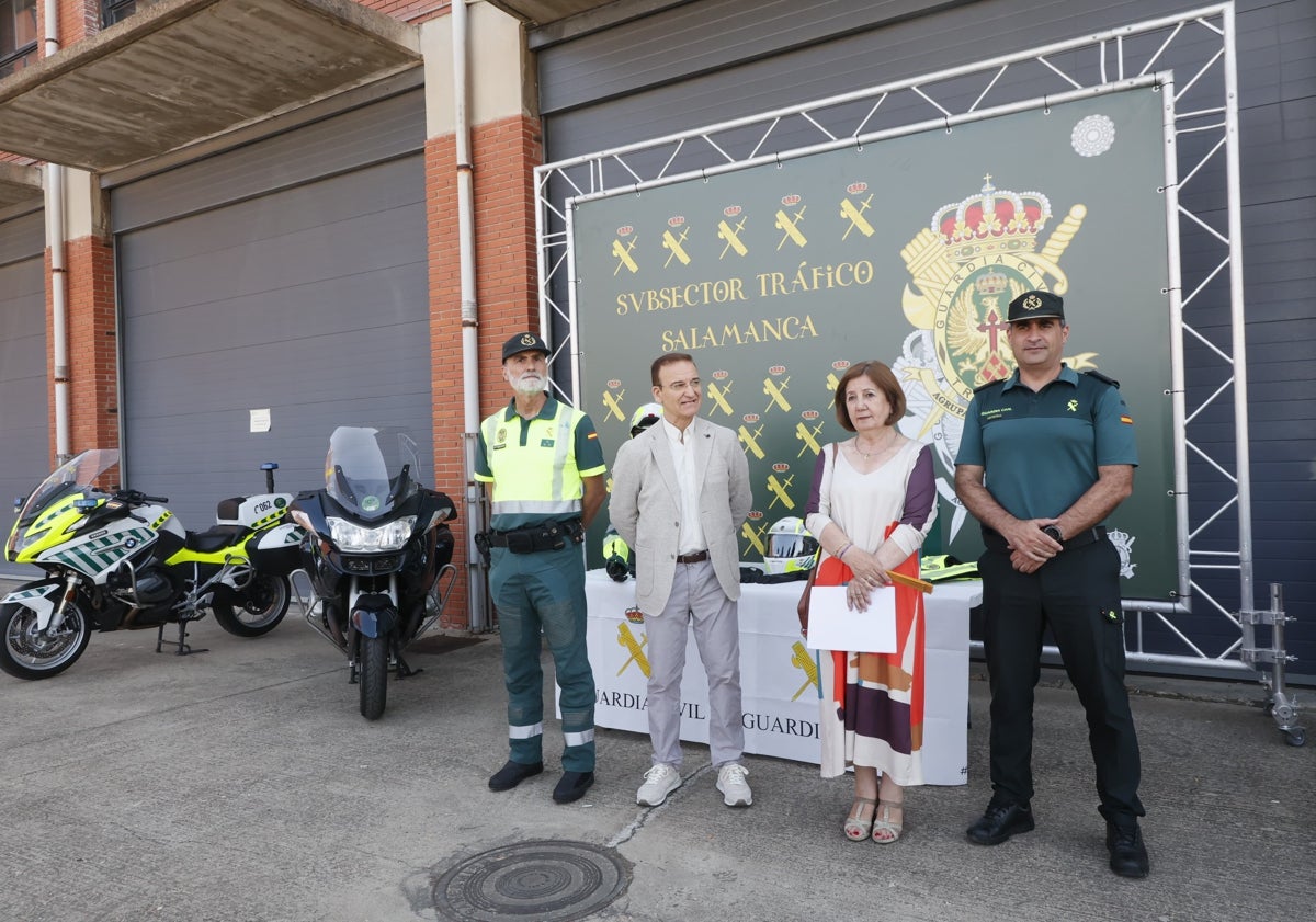 Imagen principal - Imágenes durante la presentación en la Comandancia de la Guardia Civil.