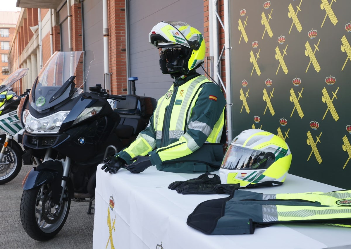 Imagen secundaria 1 - Imágenes durante la presentación en la Comandancia de la Guardia Civil.