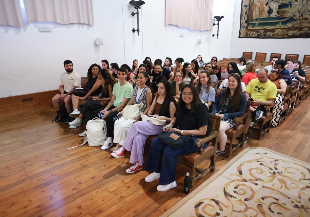 Decenas de estudiantes brasileños que han llegado esta semana a la ciudad acudieron al acto de presentación.