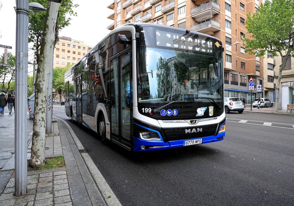 Imagen de un autobús urbano circulando por las calles de Salamanca.