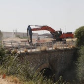 Imagen del derribo del puente, empezado en la mañana de este viernes, 4 de julio.