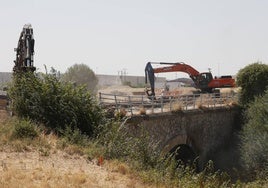 Imagen del derribo del puente, empezado en la mañana de este viernes, 4 de julio.