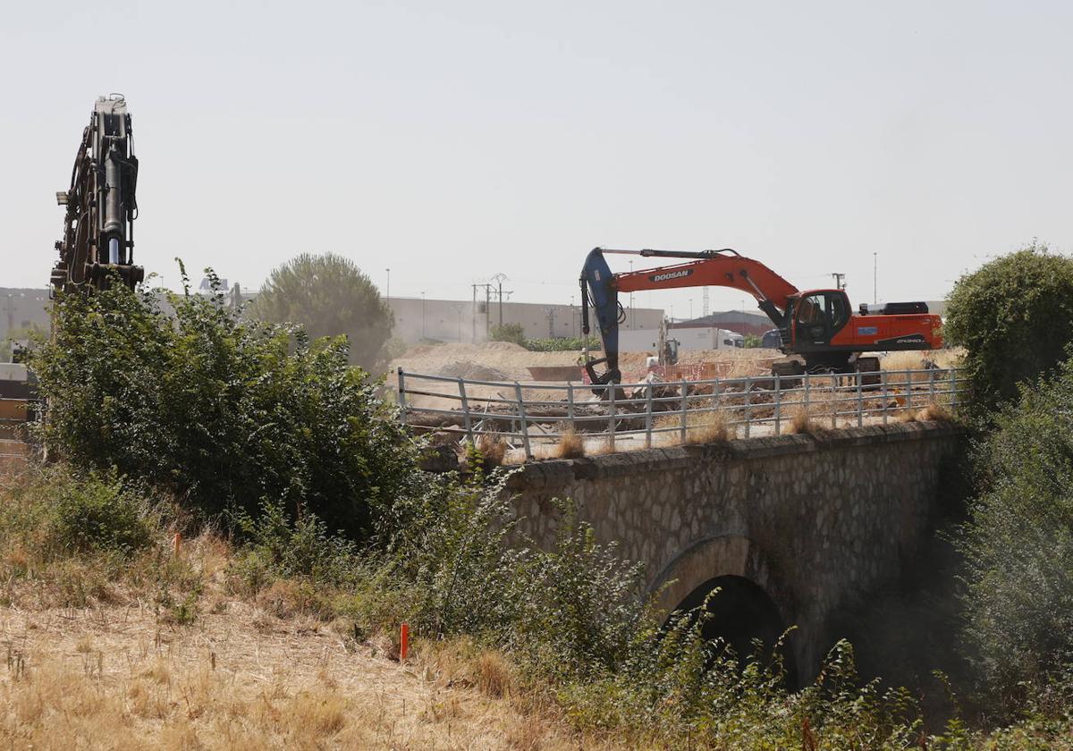 Imagen del derribo del puente, empezado en la mañana de este viernes, 4 de julio.