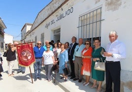Presidente y homenajeados a la entrada del local de la asociación