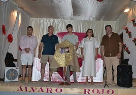 Álvaro, en el centro, junto a sus padres y amigos