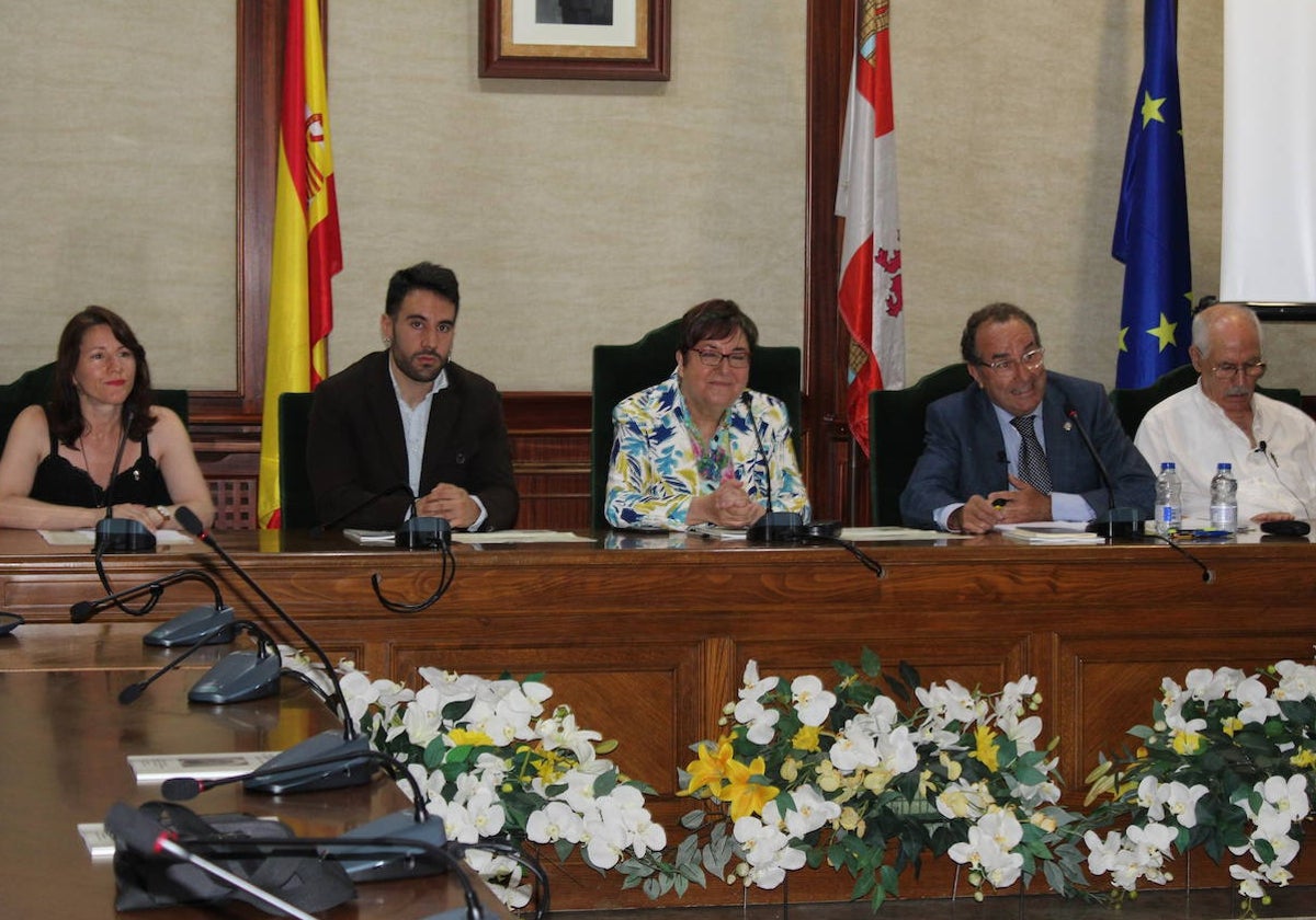 El acto tuvo lugar en el salón de plenos del Ayuntamiento.