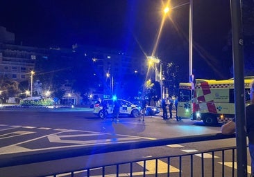 Ambulancia y Policía Local tras la colisión entre un turismo y un patinete en la plaza de España.