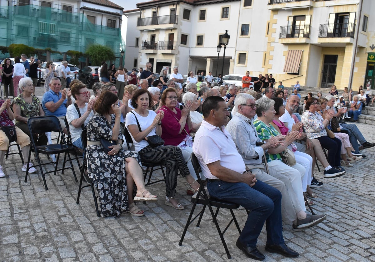 El público de Candelario se dio cita en la plaza el Humilladero para ver la actuación.