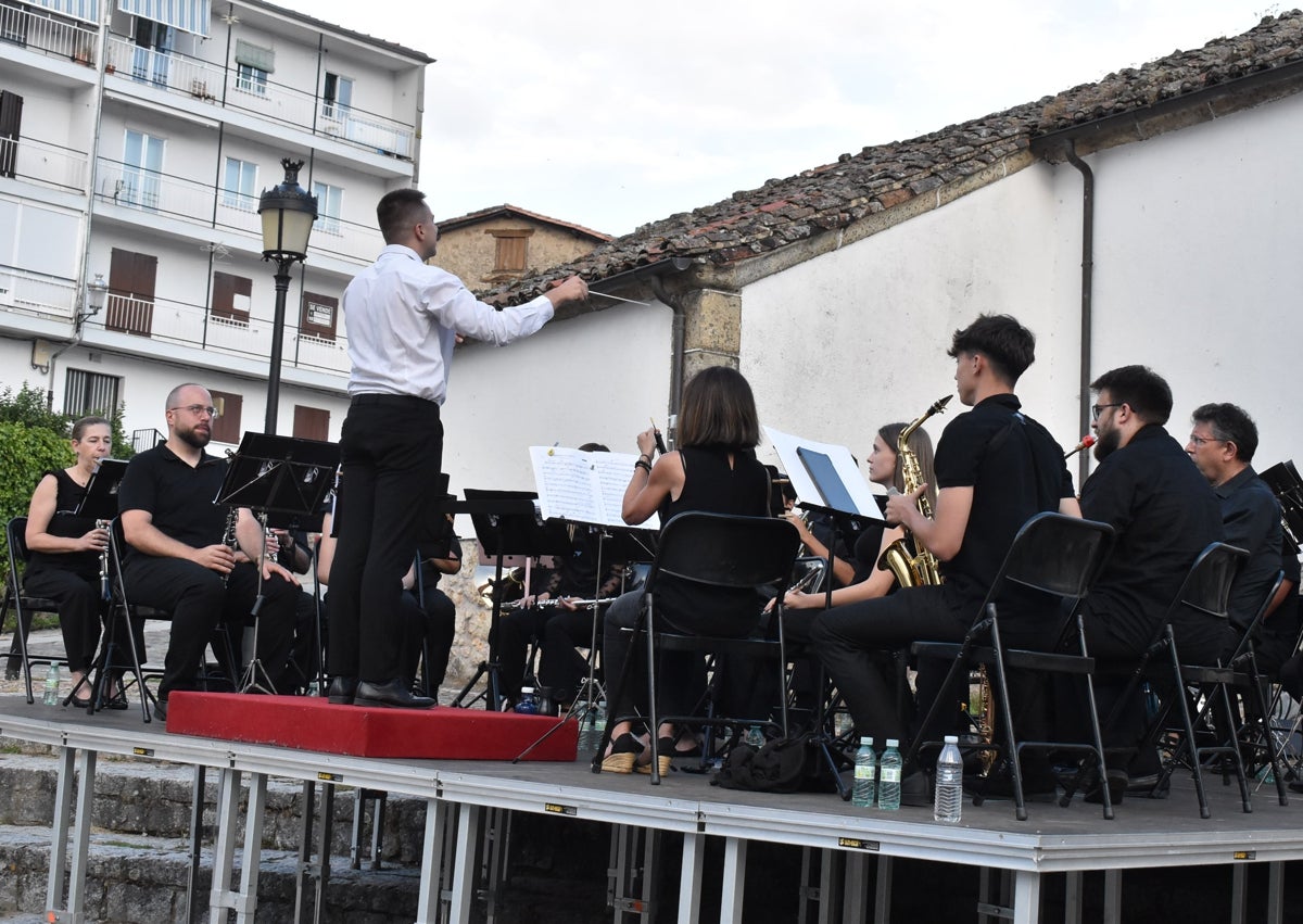 Imagen secundaria 1 - Imágenes de la actuación de la banda de música de Villamayor en la plaza del Humilladero de Candelario.