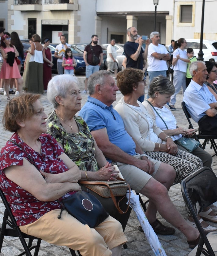 Imagen secundaria 2 - Imágenes de la actuación de la banda de música de Villamayor en la plaza del Humilladero de Candelario.