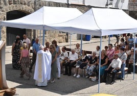 Imagen de la misa de campaña celebrada en el barrio de La Antigua esta mañana de domingo