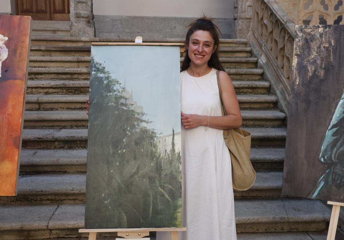 La artista junto al lienzo ganador.