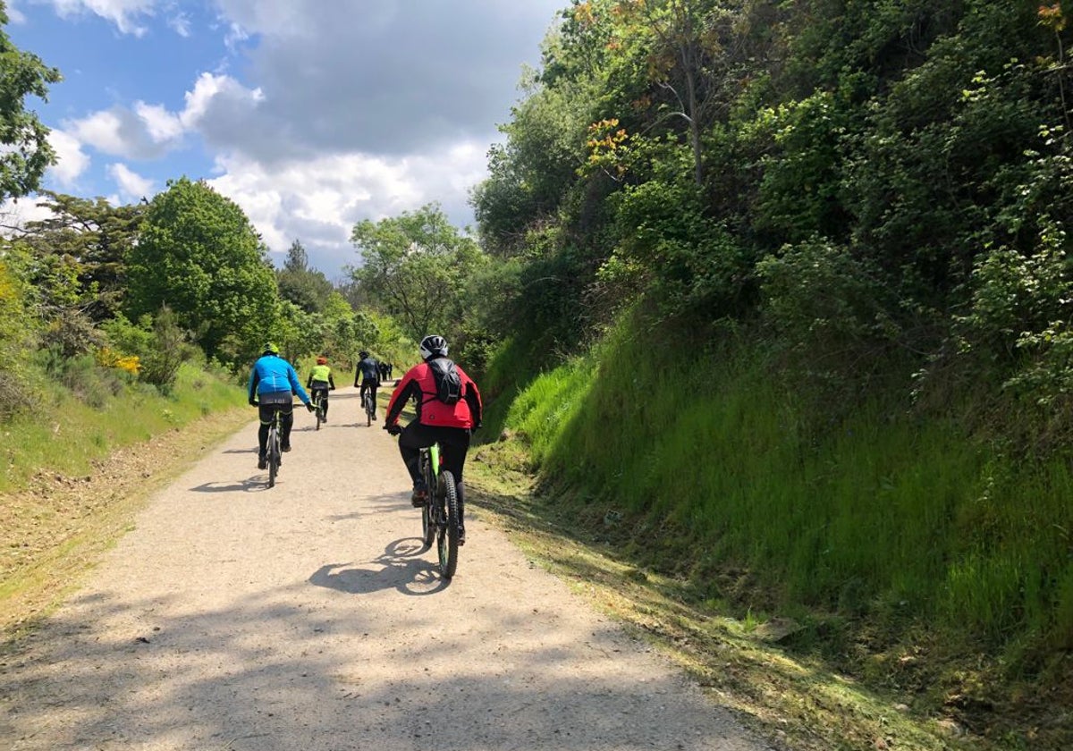 Un grupo de ciclistas transita por la Vía Verde a la altura de la localidad de Puerto de Béjar