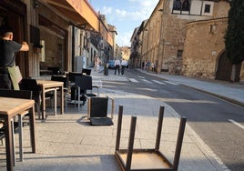 El turismo embistió las mesas de la terraza de una cafetería en la calle San Pablo