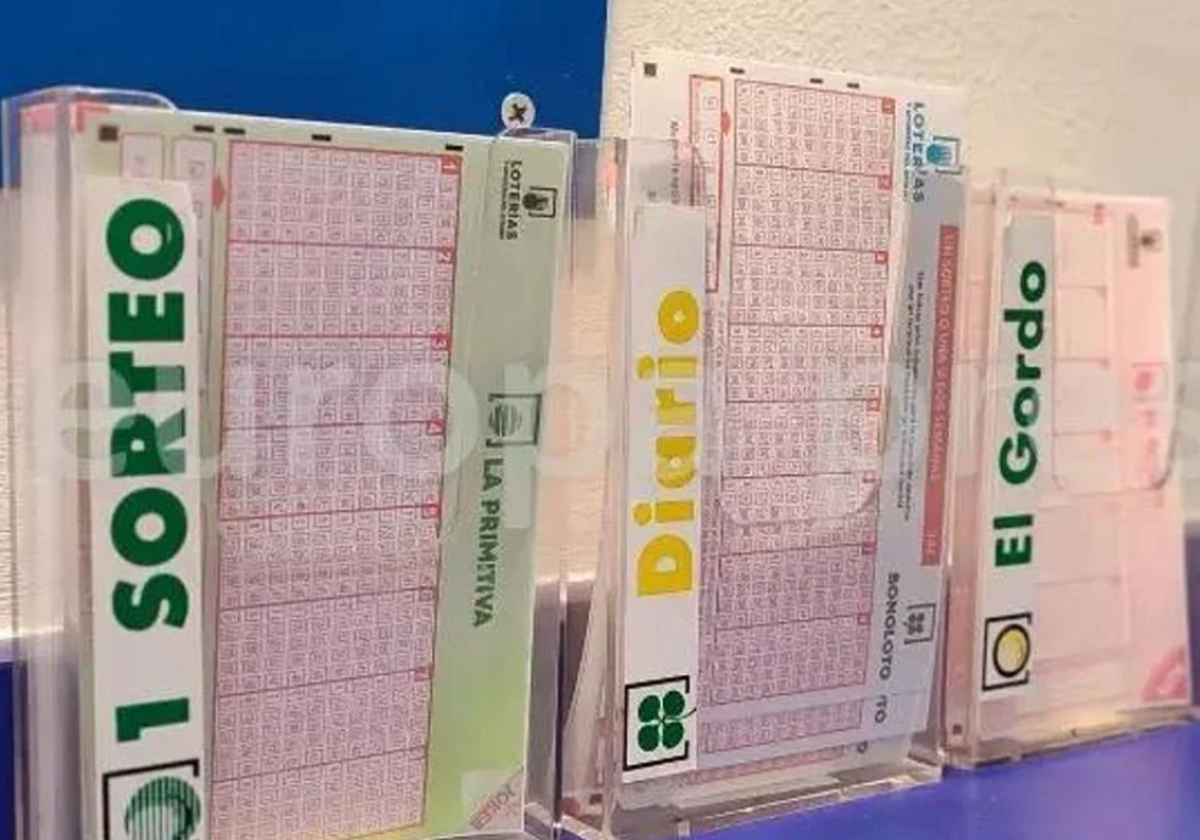 Tres boletos en una administración de loterías.
