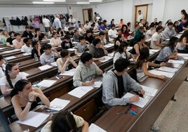 Estudiantes, antes de empezar las pruebas de la PAU ordinaria.