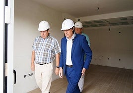El concejal de Fomento, Fernando Carabias (derecha), durante una de las visitas a la promoción de vivienda que ya ha finalizado.