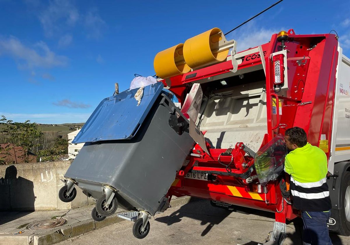Uno de los camiones de recogida de residuos sólidos de la mancomunidad Rutas de Alba
