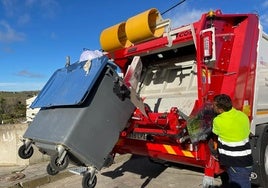 Uno de los camiones de recogida de residuos sólidos de la mancomunidad Rutas de Alba