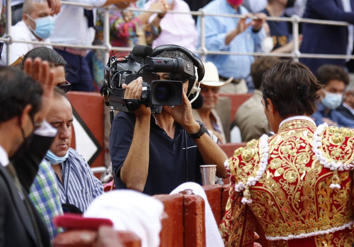 Cámara de televisión en el callejón de La Glorieta.