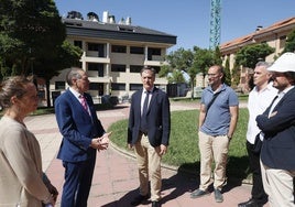 El concejal de Fomento, Fernando Carabias, y el alcalde, Carlos García Carbayo (centro), en la visita a la promoción de vivienda pública de la calle Obispo Sancho de Castilla.