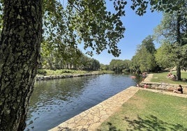 El pueblo salmantino que presume de piscina natural: 'abrigada' por un bosque y con un interesante chiringuito