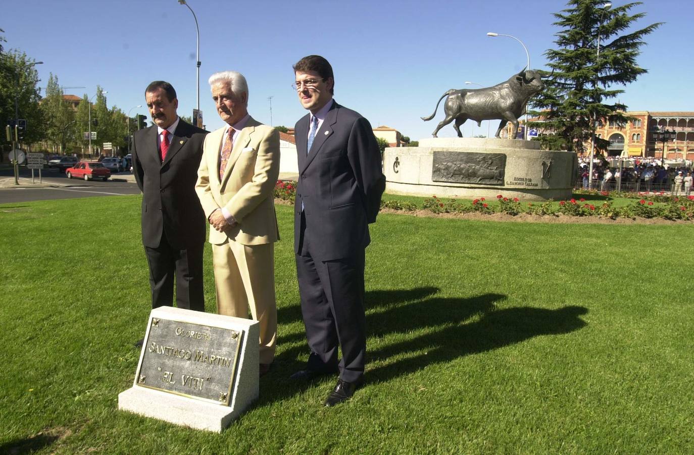 El día de la Virgen de la Vega del año 2000 se inauguró la Glorieta Santiago Martín El Viti (en la imagen) y su escultura junto a la Plaza de Toros de La Glorieta