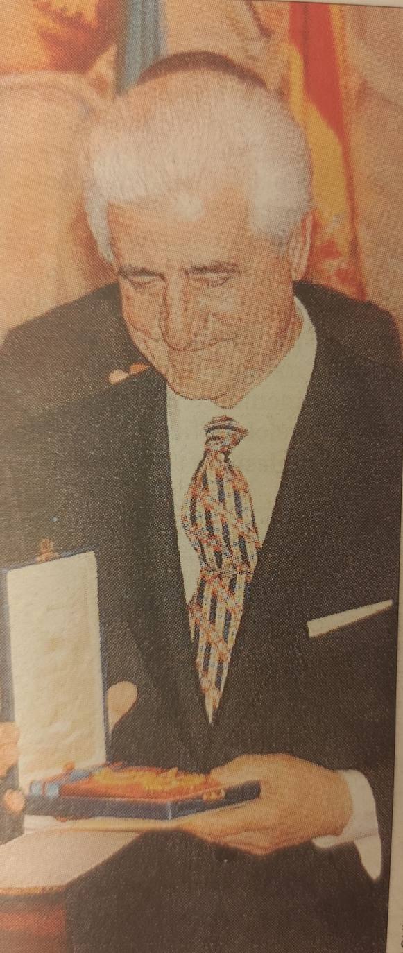 En 1997 recibió la Medalla de Oro de las Bellas Artes , distinción otorgada por el Ministerio de Cultura.