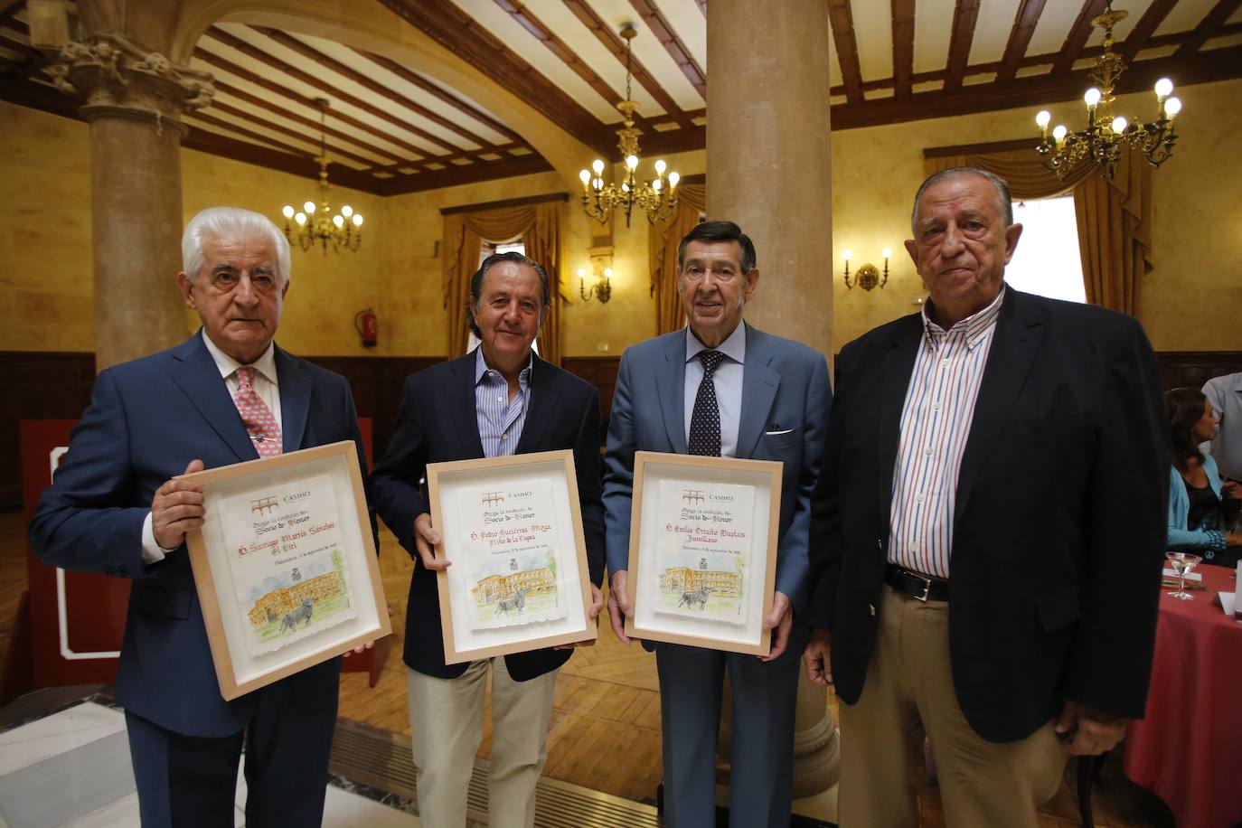 Durante la Feria Taurina de Salamanca de 2016, el Casino de Salamanca nombró socios de honor a El Viti, El Niño de la Capea y Jumillano, que aparecen con el que era el presidente del Casino Alberto Estella.