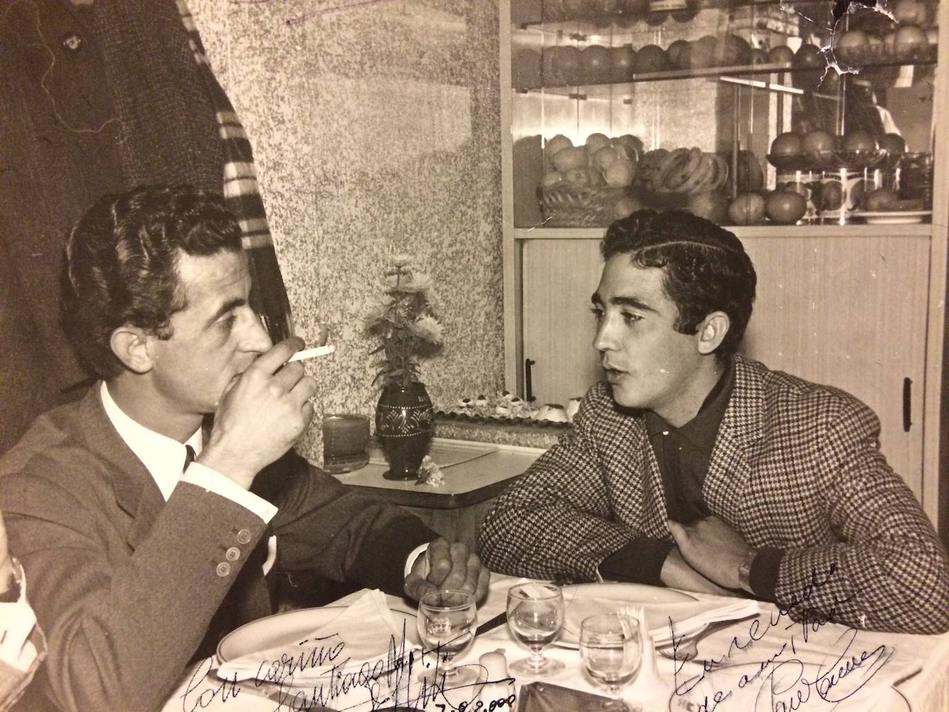 Dos maestros en plena sobremesa, Santiago Martín `El Viti' y Paco Camino, que junto a Diego Puerta, formaron la terna que más se repitió a lo largo de la historia del toreo. Además, entre los tres sumaron más de una treintena salidas a hombros de la plaza de totos de Las Ventas de Madrid, donde el maestro de Vitigudino sigue siendo el rey.