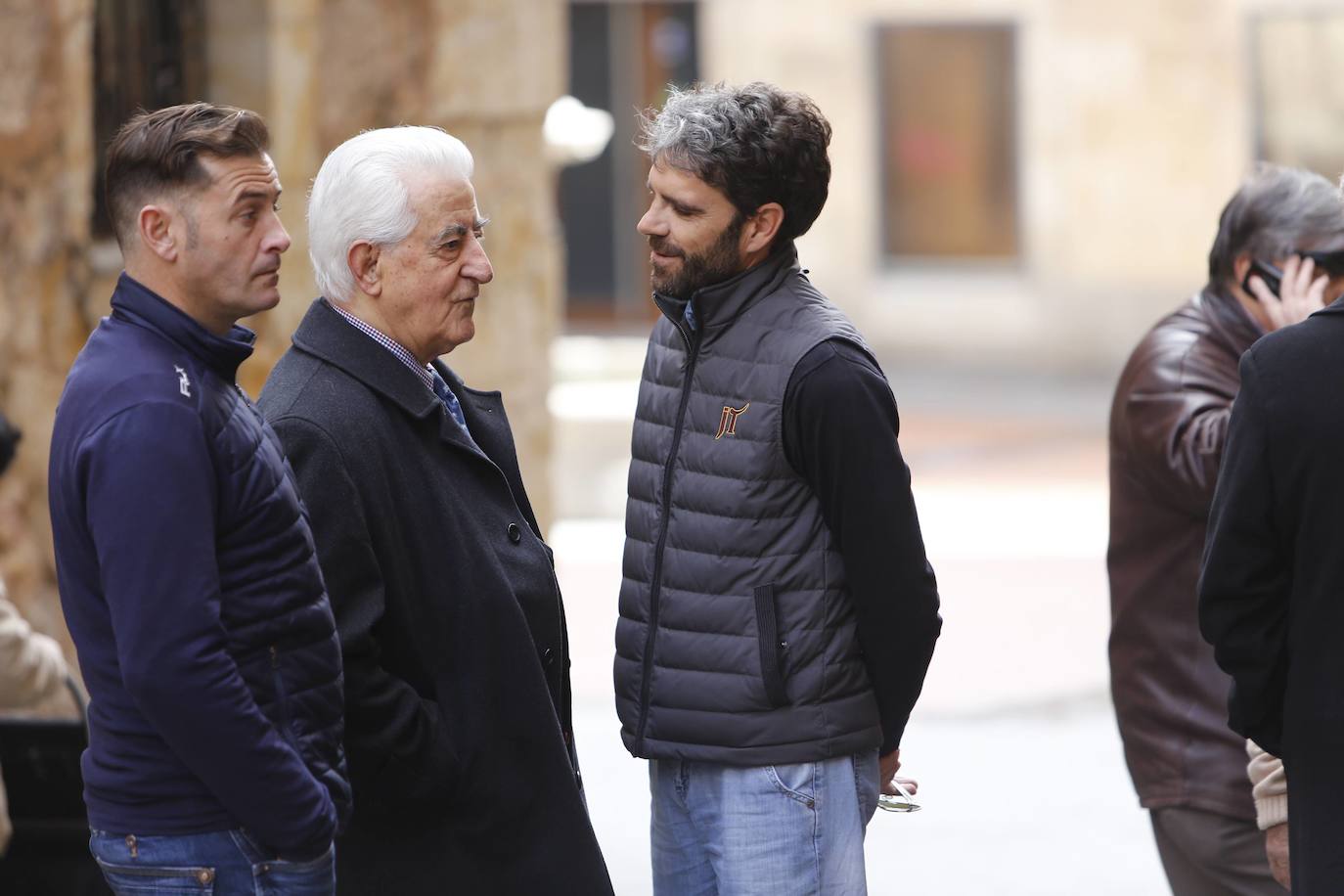 En febrero de 2018 aparece conversando con José Tomás en el funeral de Domingo Hernández.
